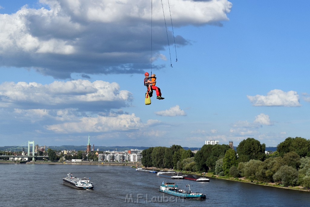 Koelner Seilbahn Gondel blieb haengen Koeln Linksrheinisch P493.JPG